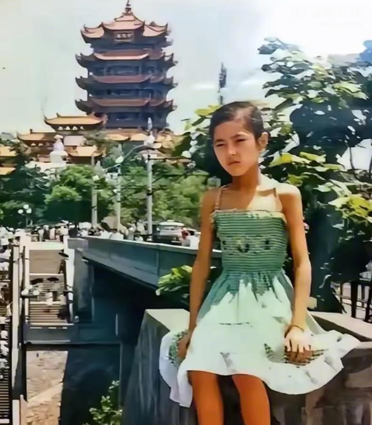 1987年7月，一个小学四年级女孩，在武汉黄鹤楼脚下留影
谁能想到后来这个小女孩