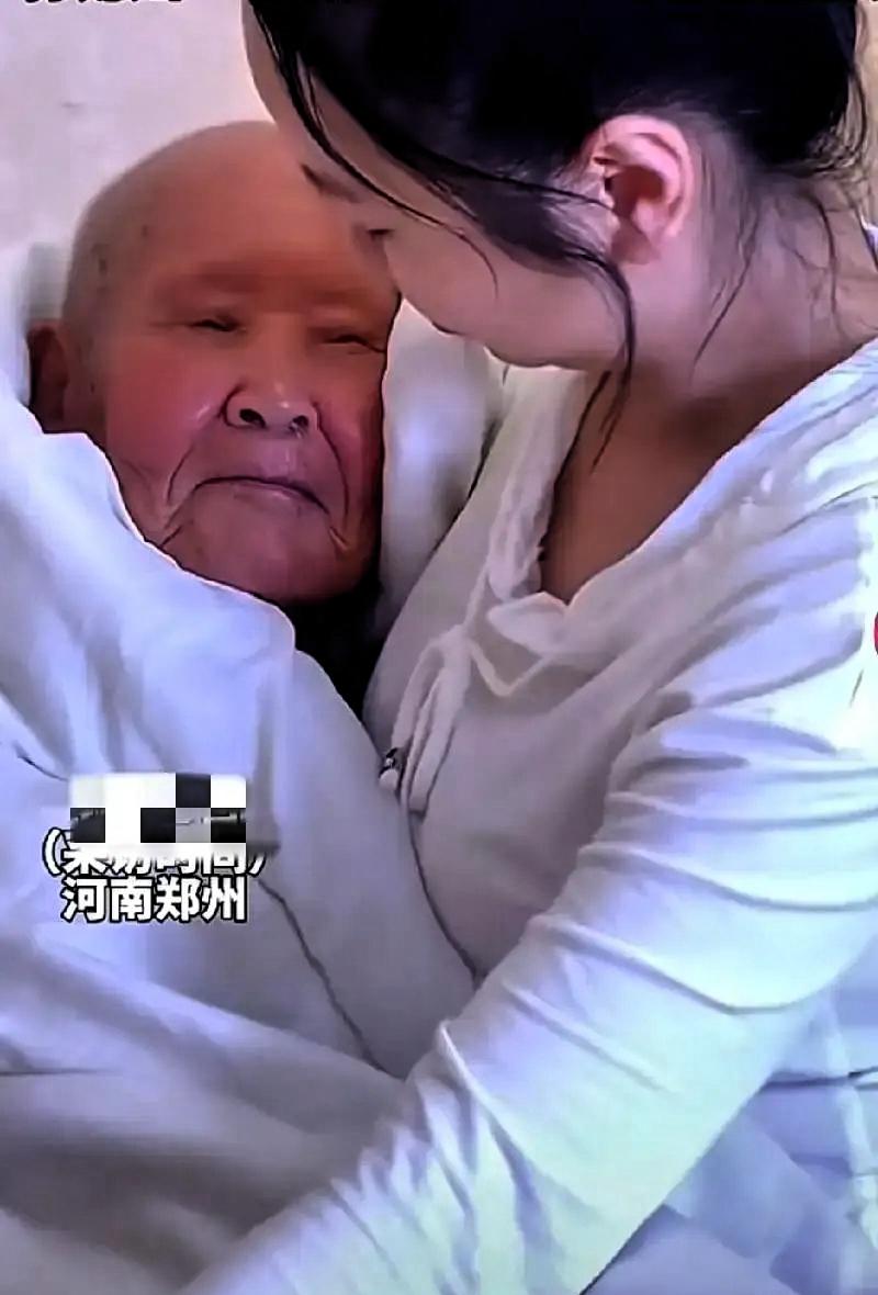 泪目了！河南一位90后孙媳妇，半夜给93岁爷爷换尿垫，换完准备离开时，爷爷突然拉