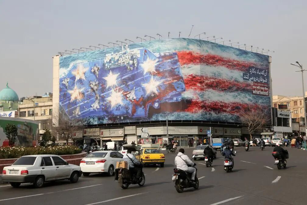 伊朗街头巨幅警示：美国航母将面临灭顶之灾