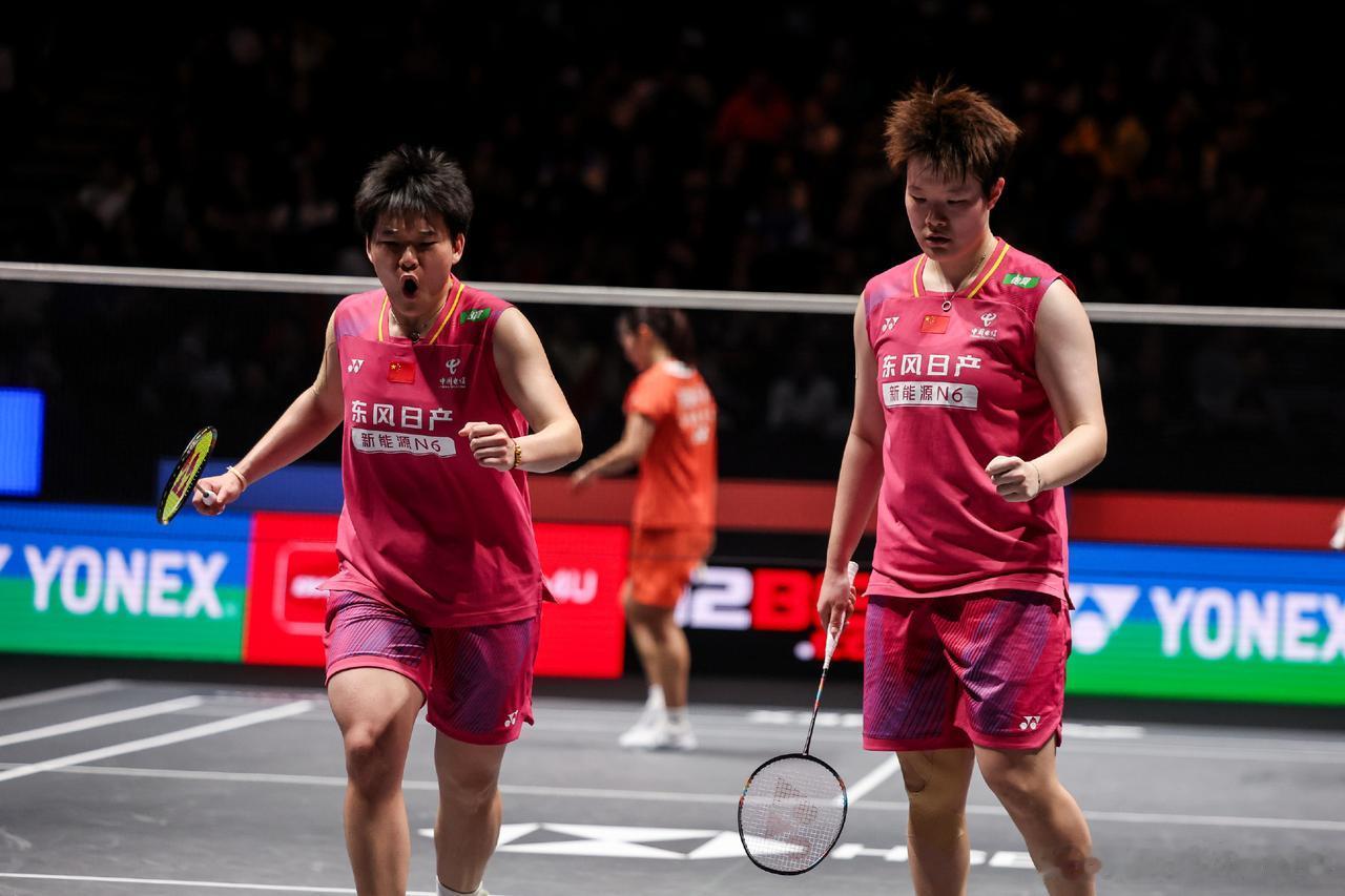 2026年新加坡羽毛球公开赛女双首轮，
刘圣书/谭宁21-15 21-15阿玛莉