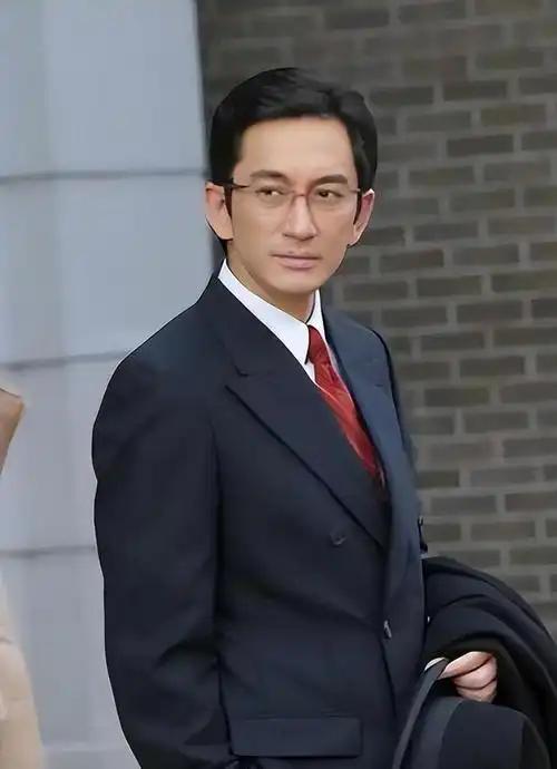 近日，香港演员吴启华在新剧《非份之罪》的宣传现场，正面回应了流传已久的“手握10