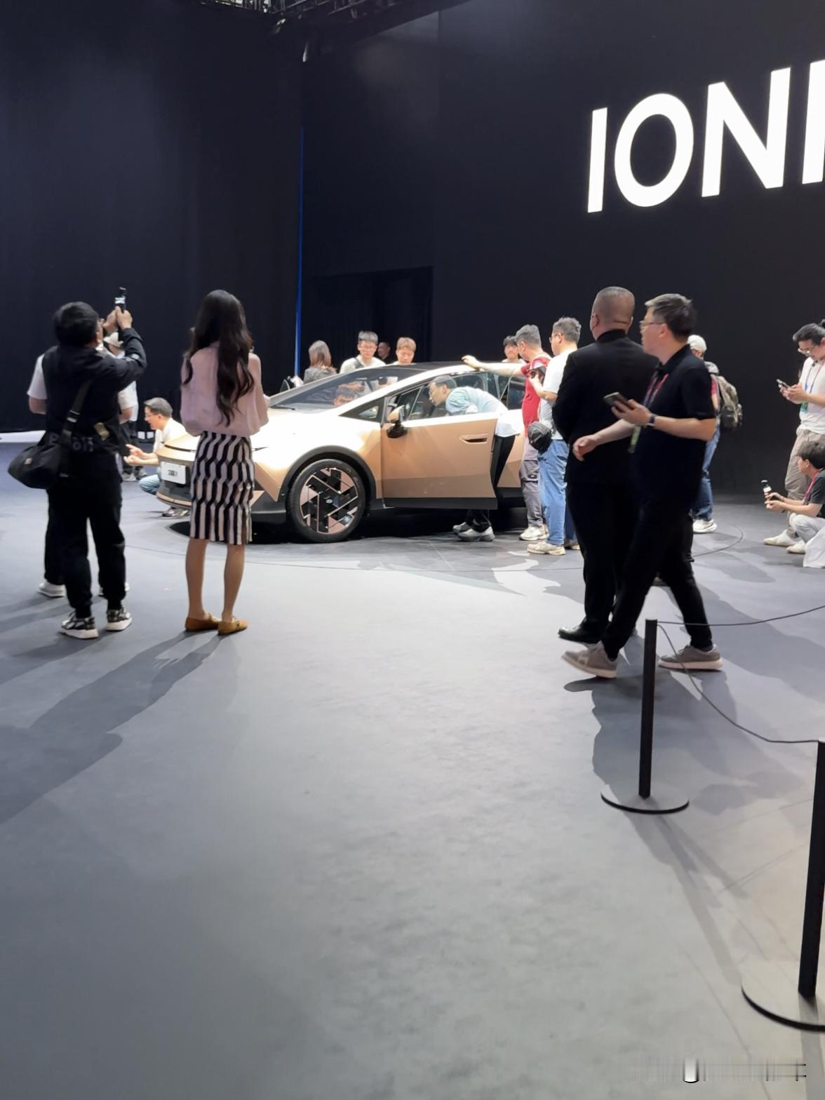 北京车展E4馆，2026年最反常的一幕。

宁德时代董事长曾毓群、Momenta