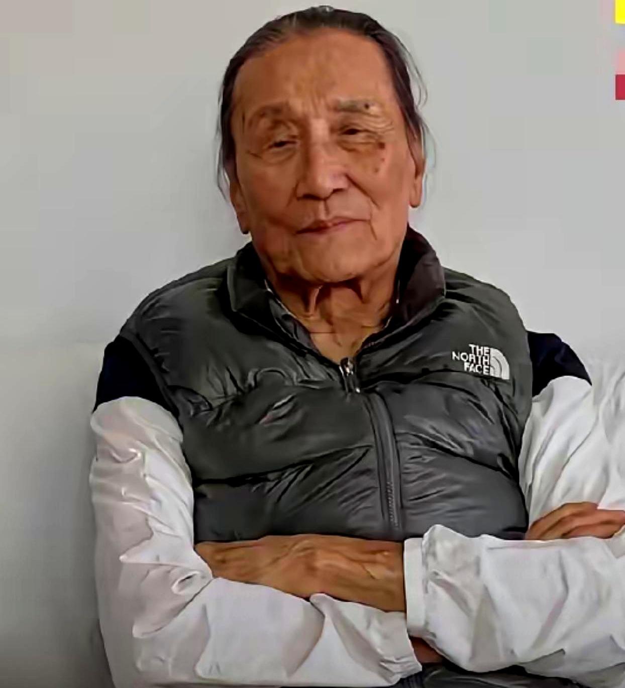 戴了整整大半辈子“半永久墨镜”的四哥谢贤，这次竟然破天荒把眼镜摘了，你敢信？
以