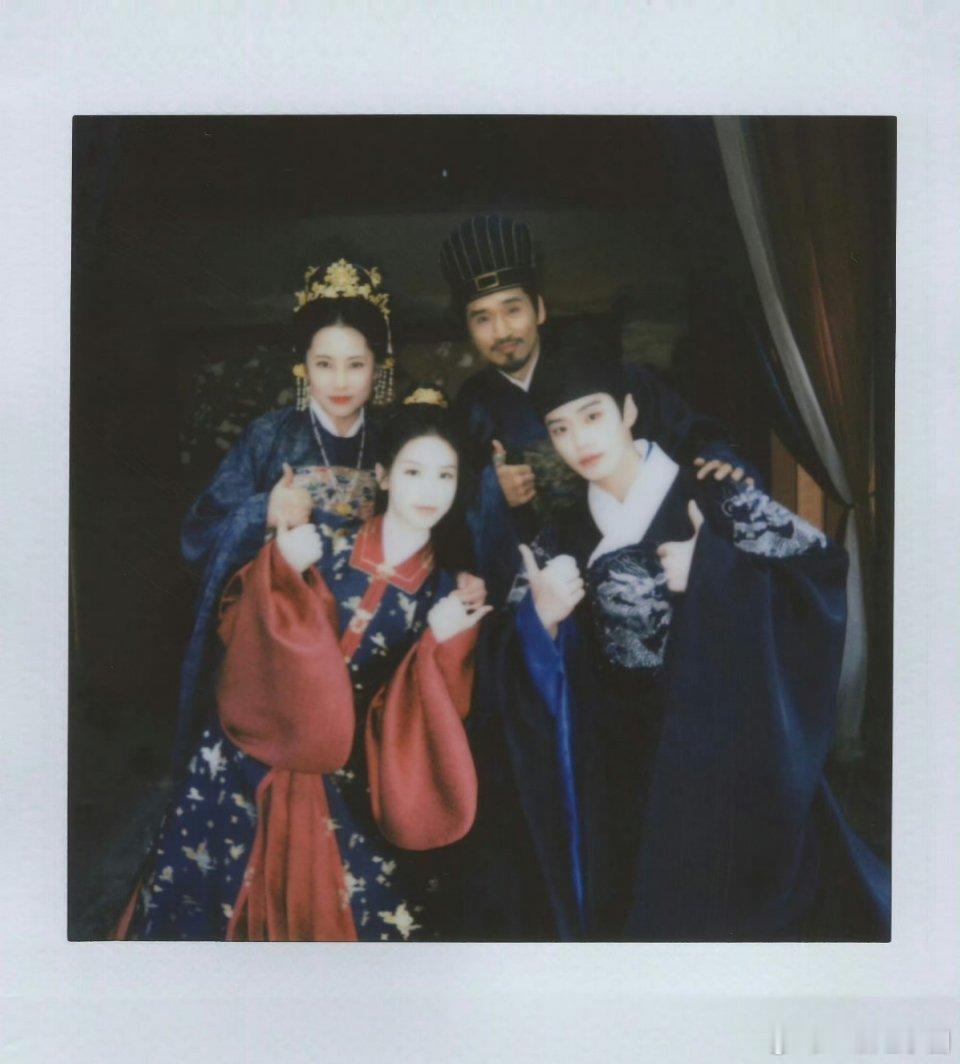 何与 包上恩《窈窈有期》今日营业！！剧组氛围不错耶