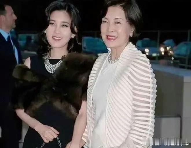 三星第一夫人洪罗喜，是个贤妻良母，一个好女人旺三代，如今81岁了，依然一头乌发，