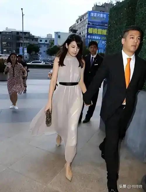 只因是个女孩儿，梧桐妹一出生就被富豪奶奶嫌弃，甚至逼迫母亲贾静雯做亲子鉴定，要求