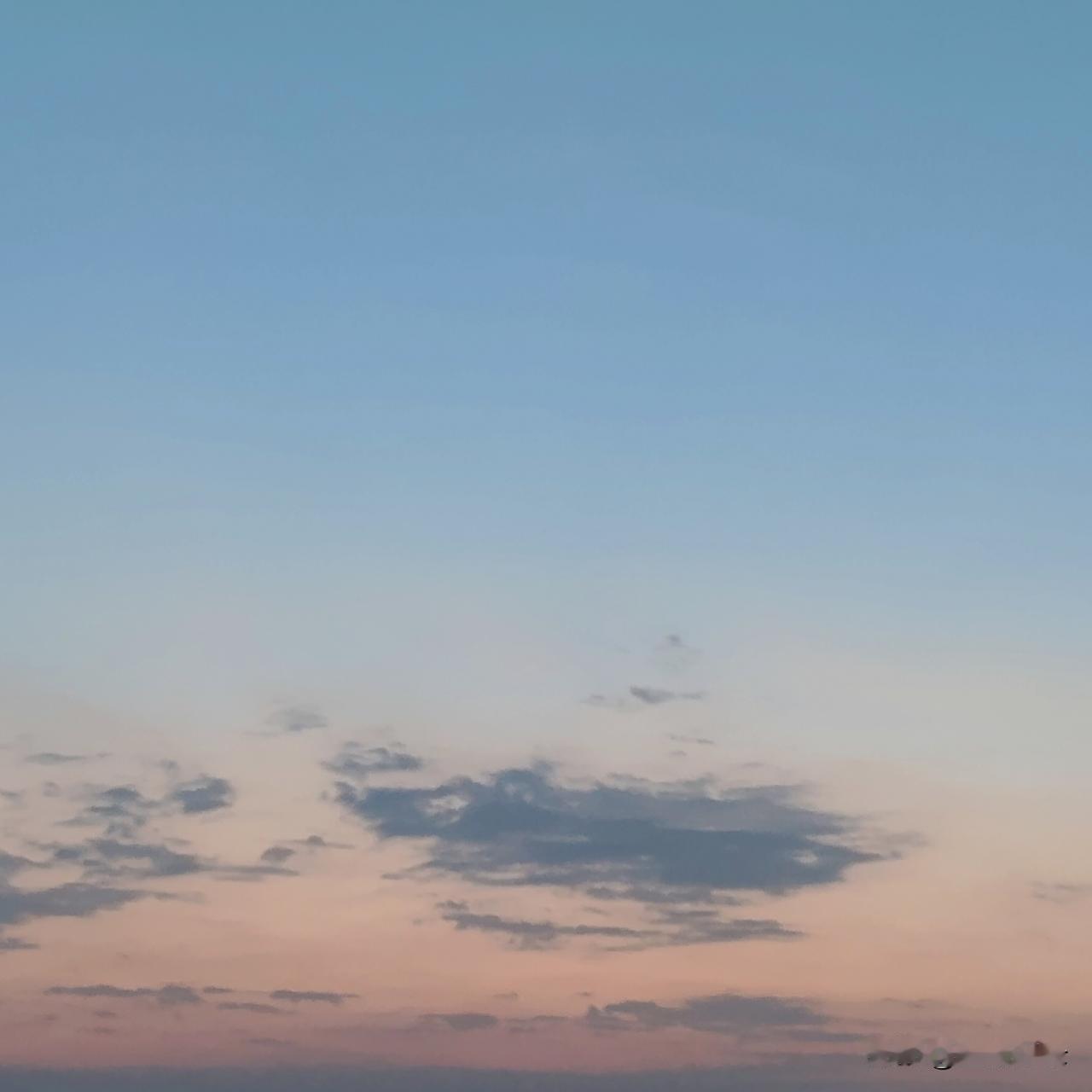 今天早晨有风
特别凉快
现在
外面无风丝语记录
