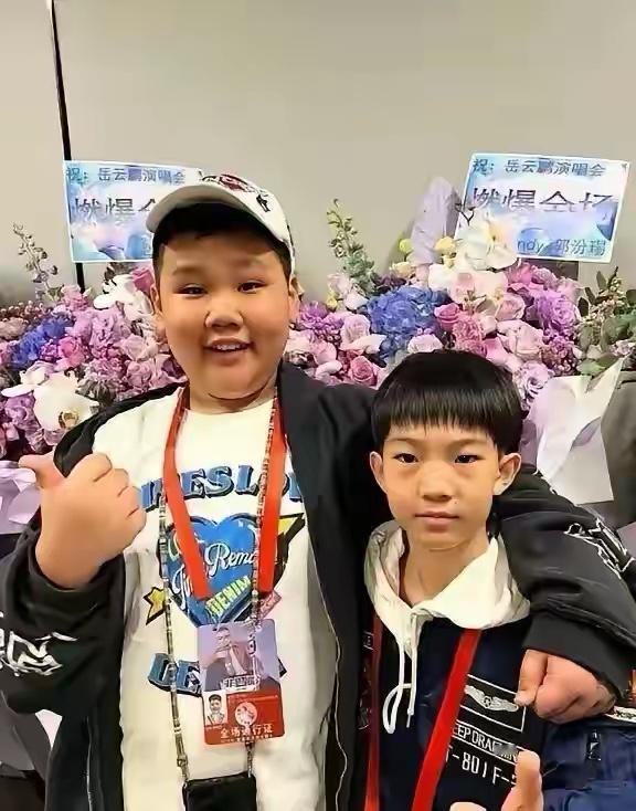 郭德纲儿子和同学合影，翘着个二郎腿，搂着同学，好有派头 