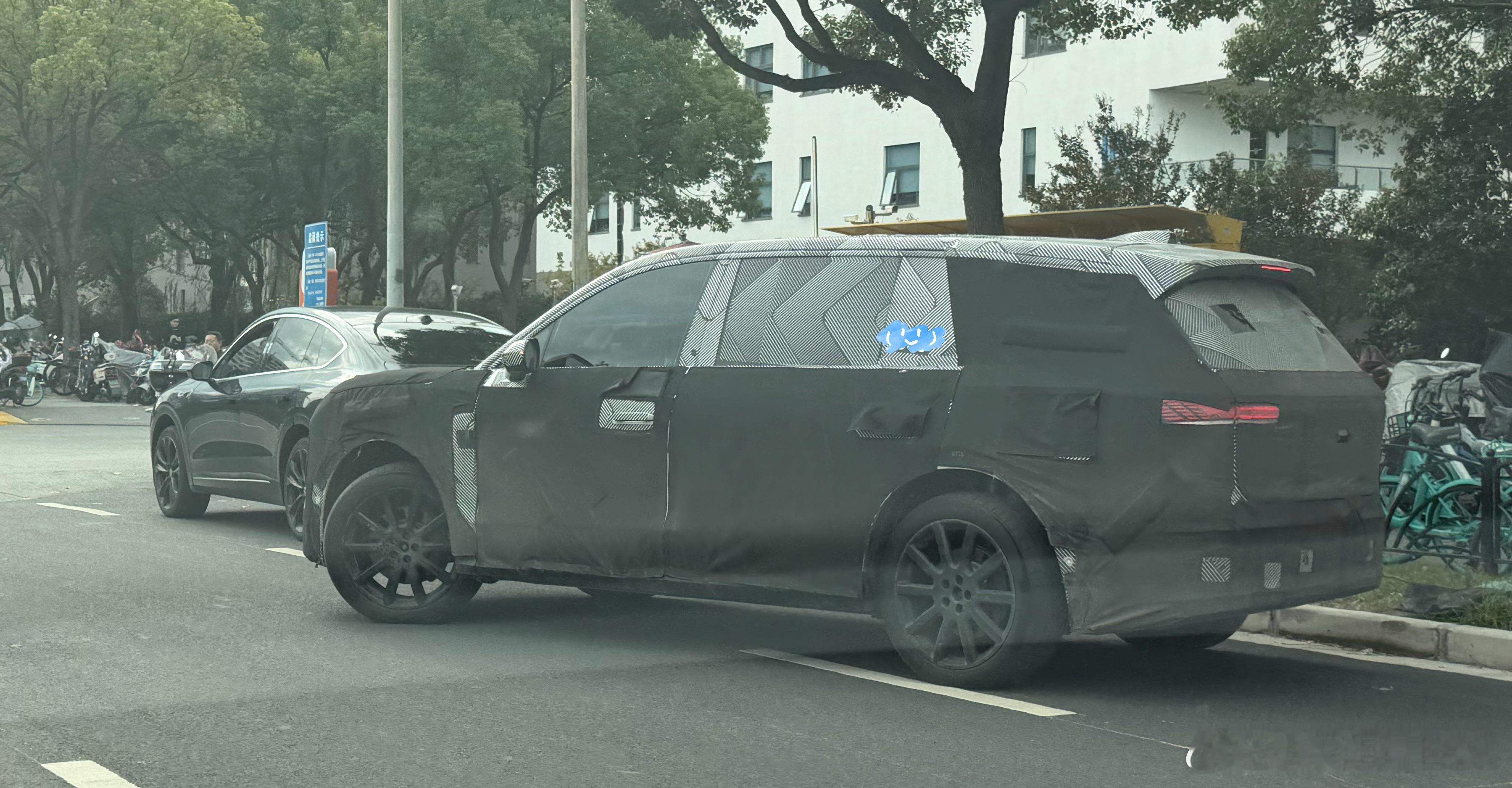 这张图是不是蔚来ES9的后轮转向非常明显，后轮歪了[doge] ​​​