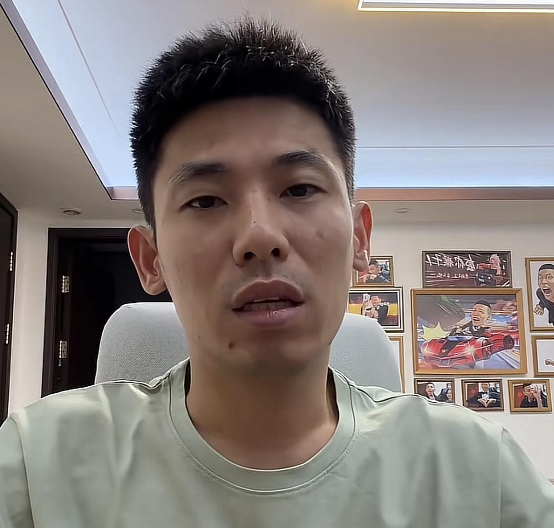 千万粉丝博主旭旭宝宝是真的忘了来时路了！
事情的起因是，最近电影《功夫女足》热映