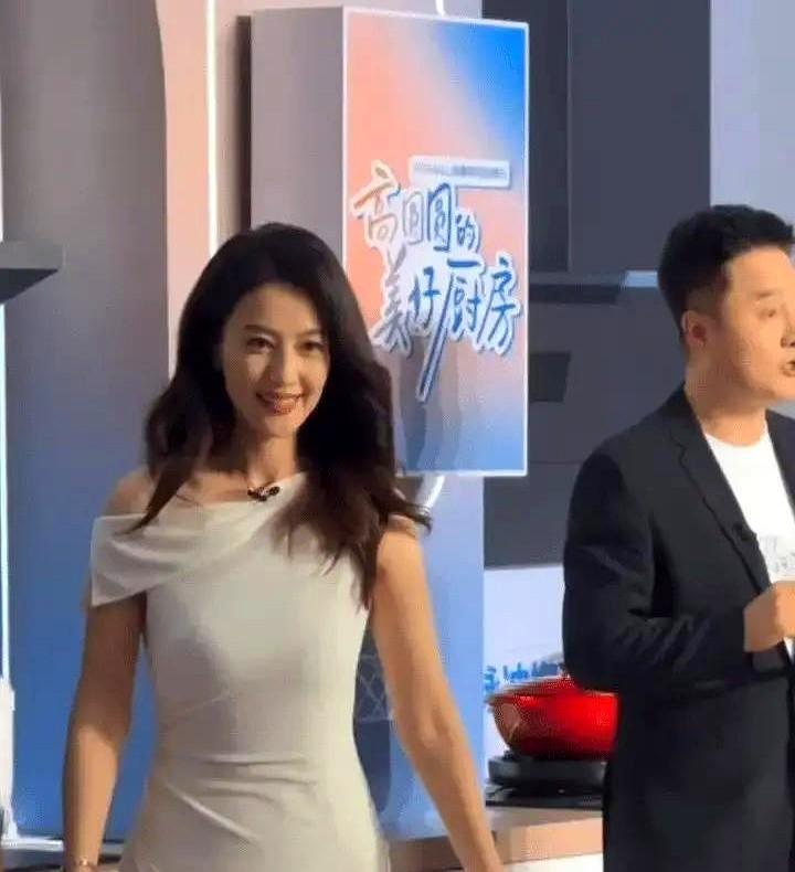 高圆圆那件蓝色吊带裙，但开到锁骨下面就停住了。

46岁的高圆圆，在广州活动上就