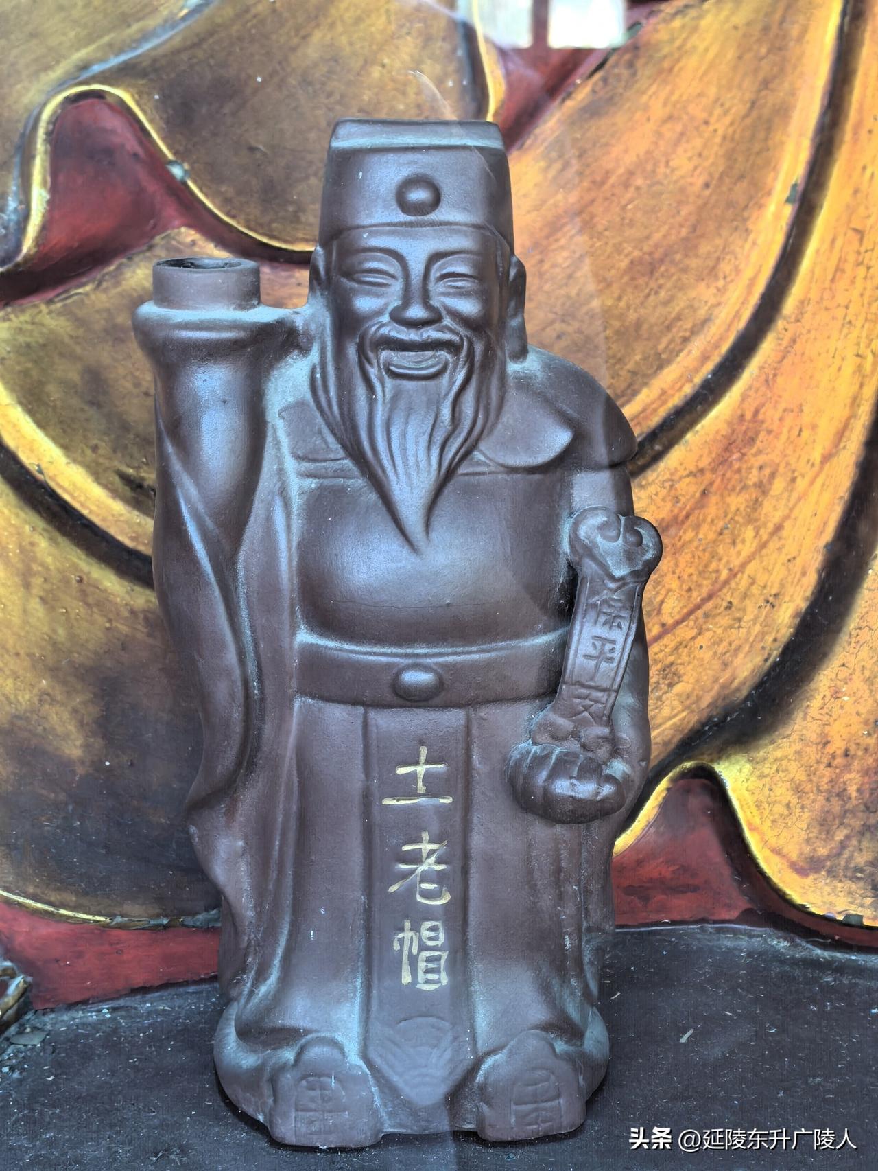 星期六的早晨，在红梅公园散步，为了避开红梅公园里的喧嚣，拐进了隔壁的天宁寺，立刻