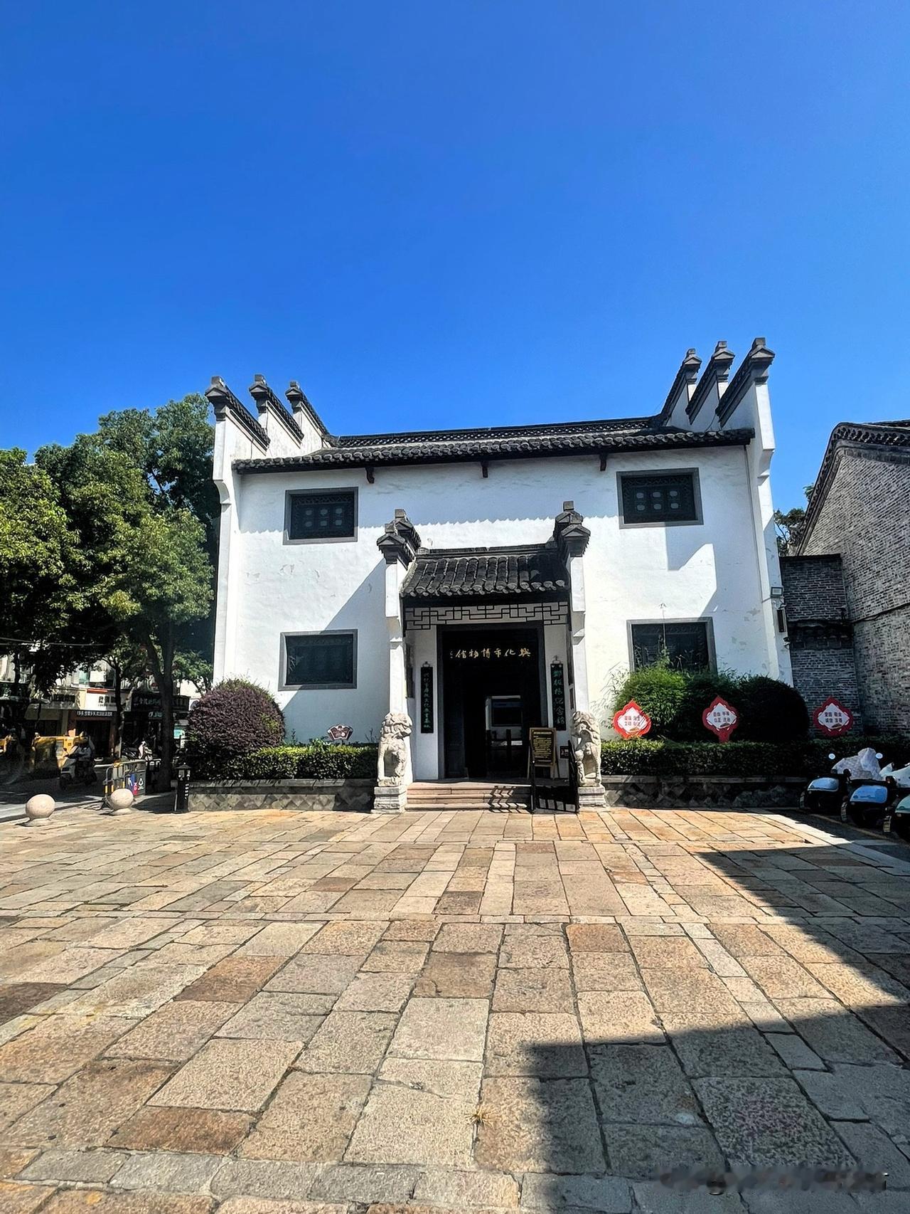 三过兴化难见一面，“郑板桥纪念馆”何以如此的令人心驰神往。

郑板桥，清代“扬州
