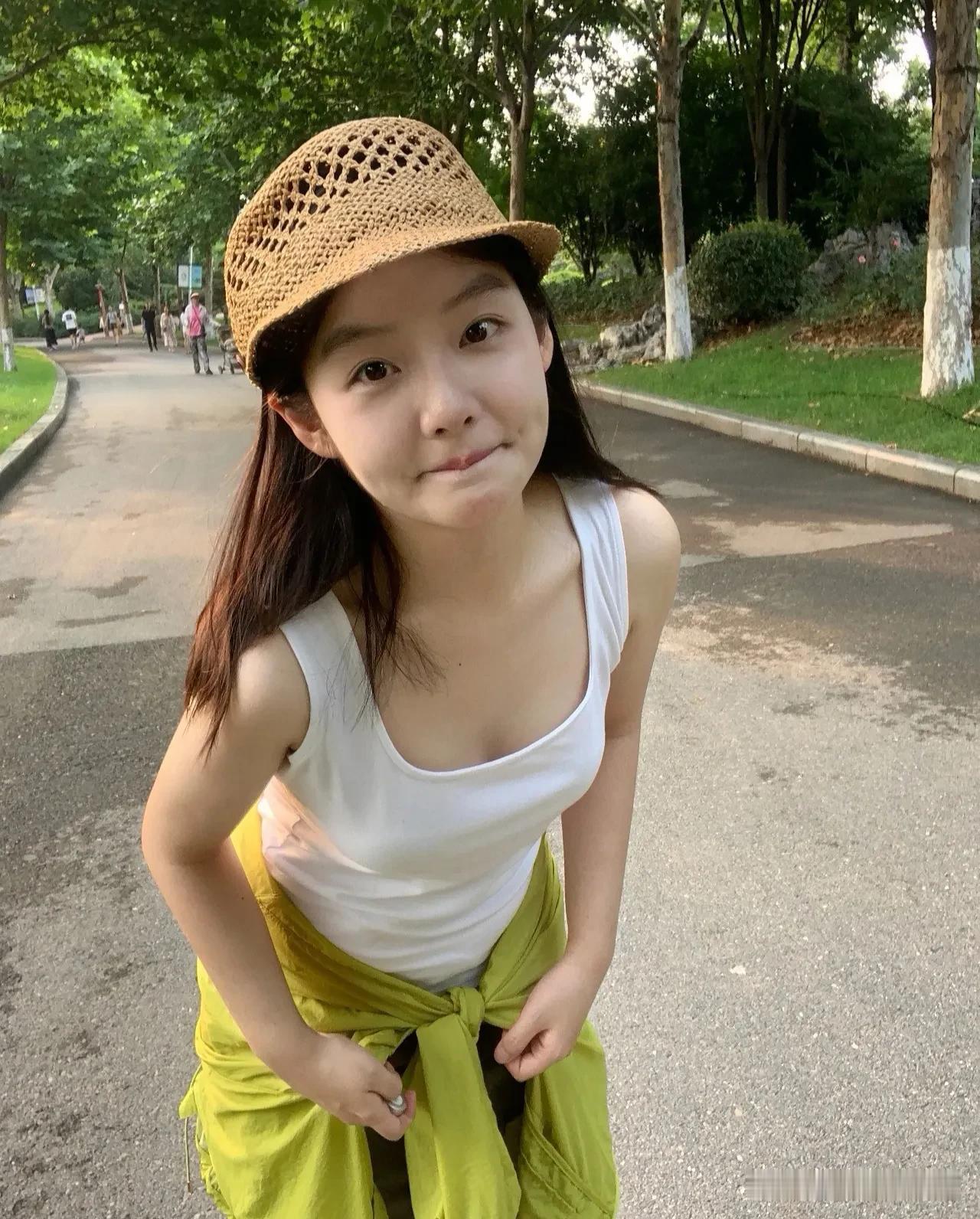 阳光正好，白背心女孩上线！  
简约穿搭，活力四溢，  
每个转身都藏着夏日的小