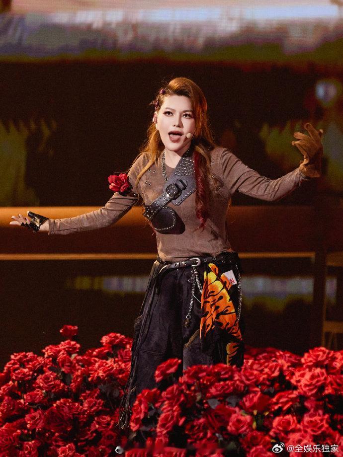 乌兰图雅英文唱跳乌兰图雅将民族特色融入英文舞台，独特风格直接点燃全场！乘风202