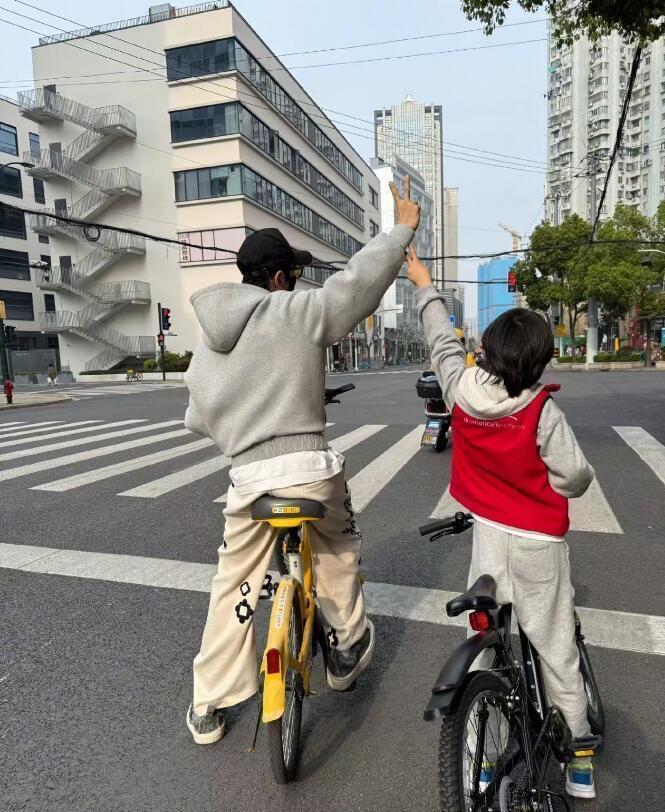 9岁小海绵快有爸爸高了！ 黄晓明骑行照曝光，感情现状成谜
身家过亿的黄晓明，清明