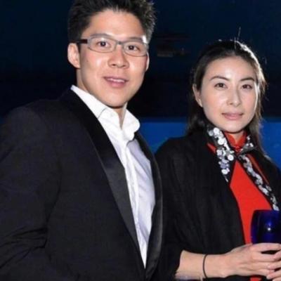 2000年，霍启刚第一次带女友回家，朱玲玲只看了一眼，便说：“你们不合适，分了吧