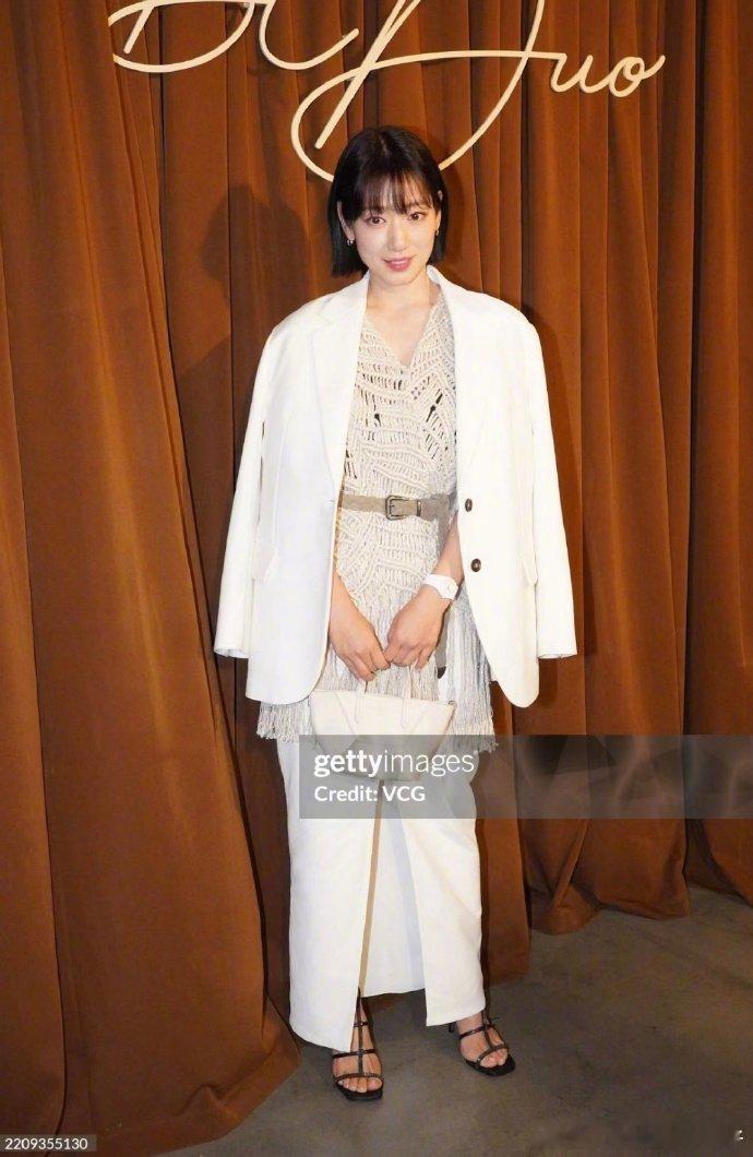 朴信惠代露娃撞衫 朴信惠、代露娃、林心如都穿了同一款衣服，不过都很漂亮呢！三位美