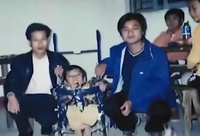 农村出身，身形短小，甚至出行只能坐在婴儿车里的他，如今却坐拥3亿身家，接受央视独