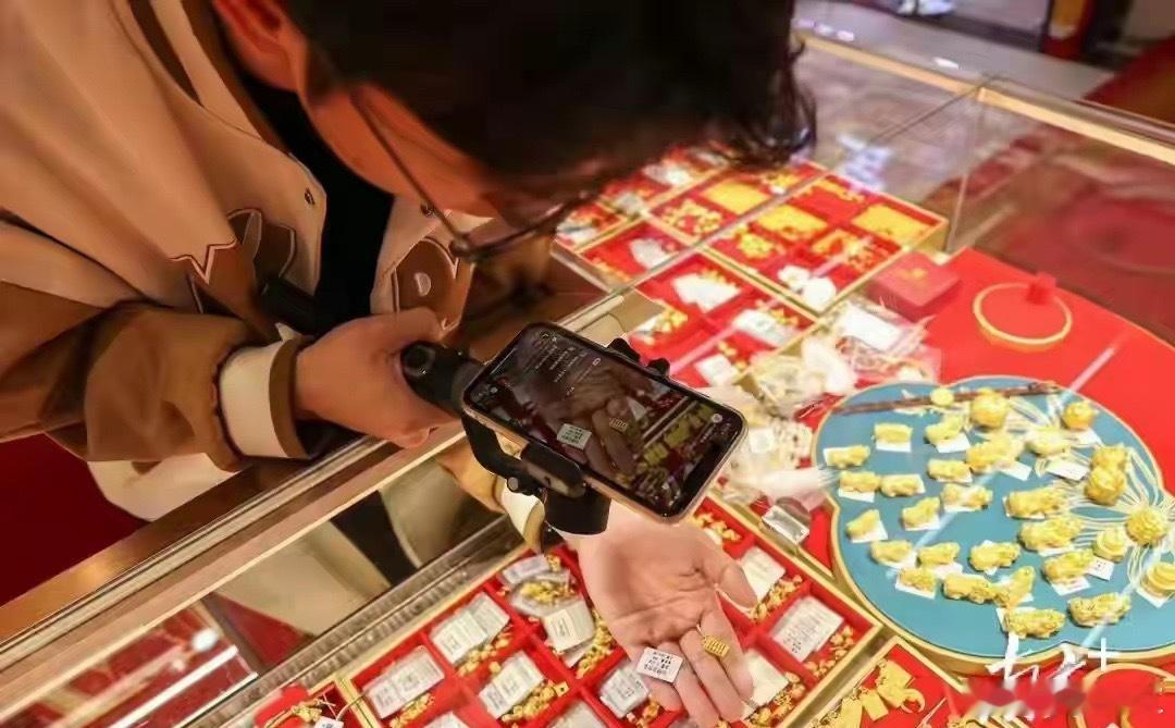 金银价格直线跳水突发！贵金属市场盘中上演“高台跳水”，现货黄金、白银价格同步下挫