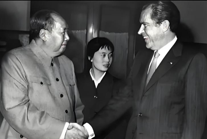 1972年，尼克松访华，毛主席送给他4两茶叶，他嫌礼物太少了，脸色当时就不好看了