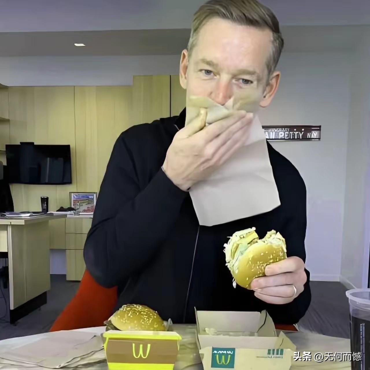 汉堡到底好吃不好吃？有人说相当好吃，就像这个麦当劳的CEO一样，在他演示吃汉堡的