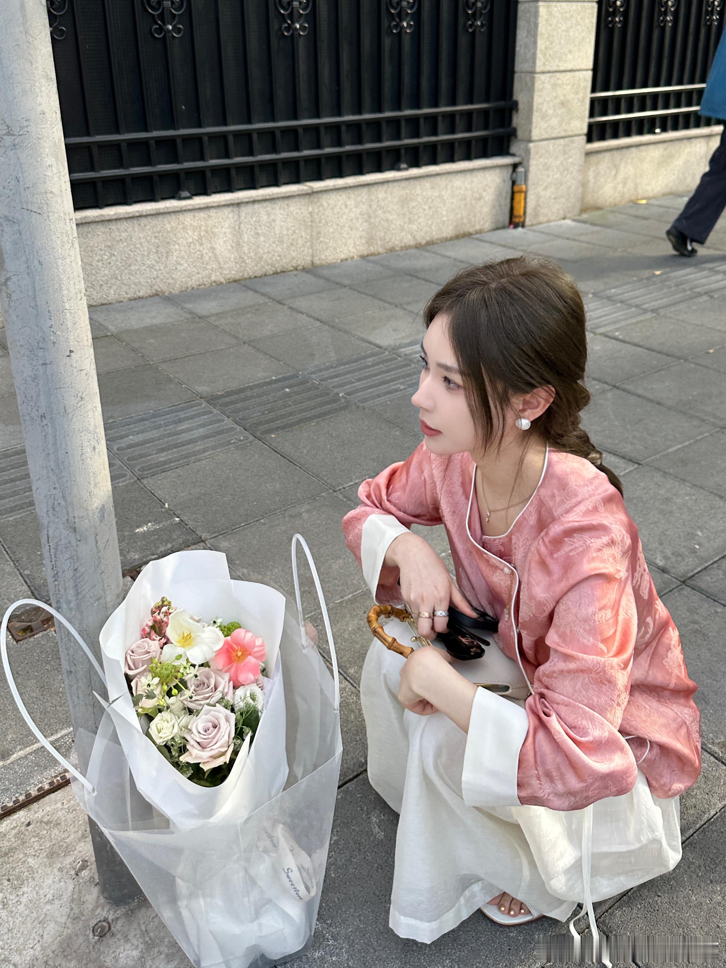 今天也在上海街头citywalk一下第一次出粉色国风🩷当然还有件更美滴绿色 ​