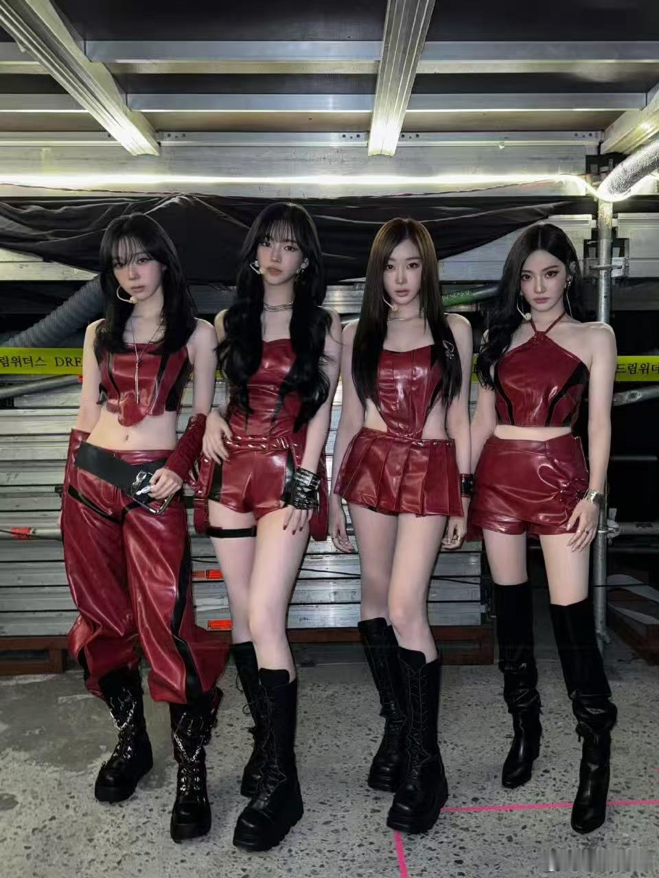 aespa谢谢粉丝aespa演唱会后台照aespa演唱会后台照，好帅，[苦涩][