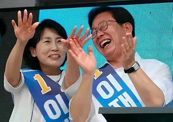 韩国总统李在明的妻子金景慧给人感觉确实一个非常贤惠的内助、更加沉稳，更加不具张扬