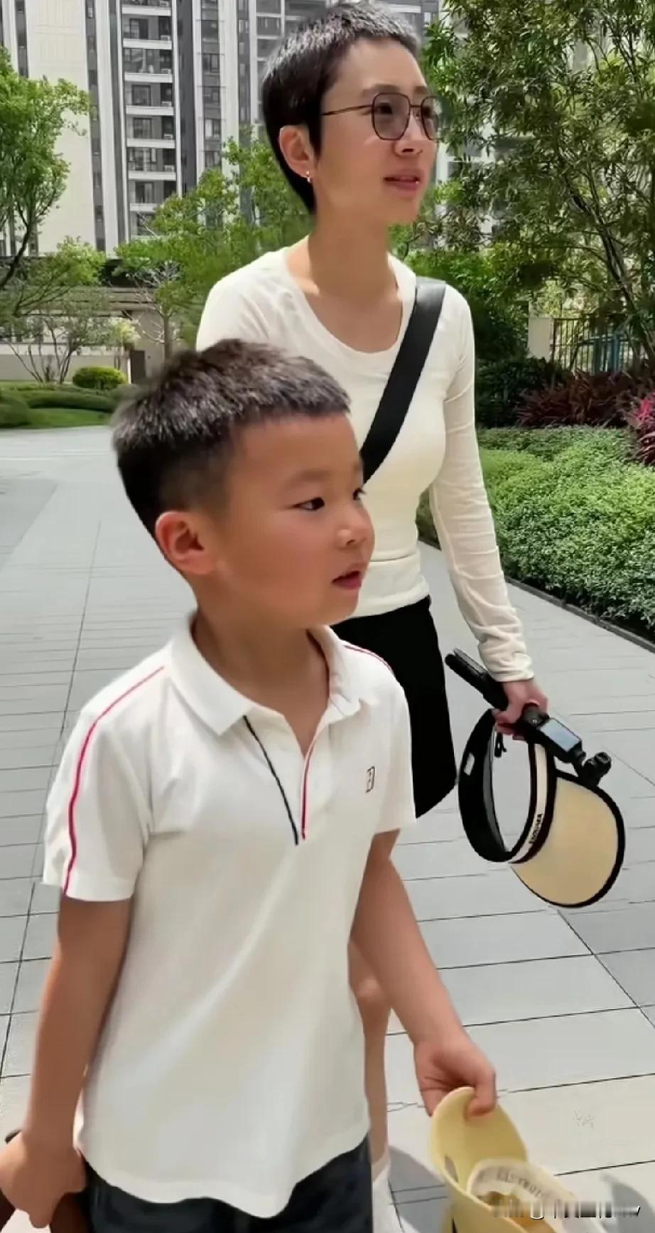 秋天妈妈前天突然带着秋天一起去福建看老太，被秋天爸爸直播间痛批她的不不对，直播间