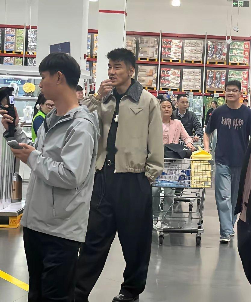 年近60的胡兵状态像30的，他怎么不找女朋友相伴余生？ 