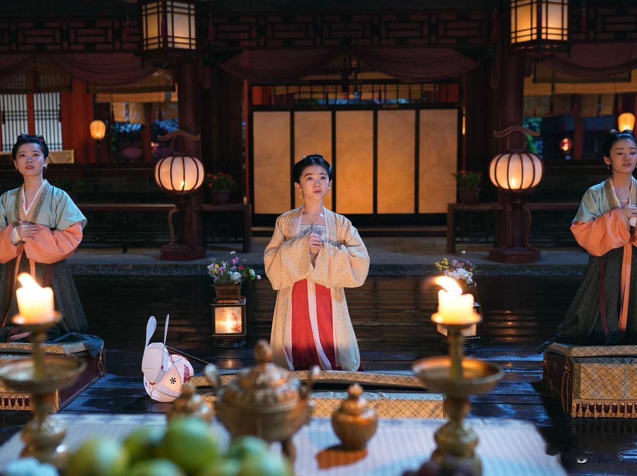 现代人停电的时候可以用手电筒点蜡烛，可在古代蜡烛也是很少有的。
如今的蜡烛是石化