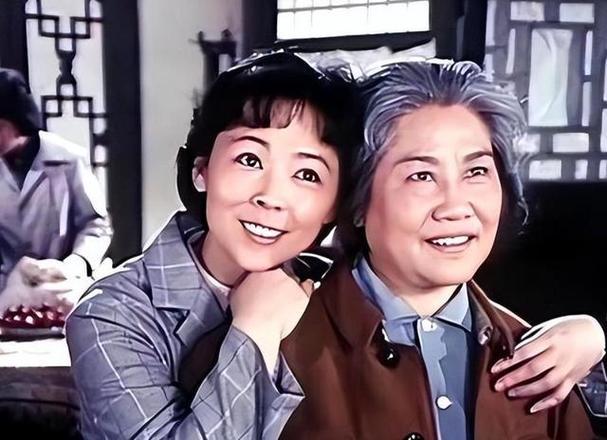 这张有年代感的照片儿能勾起多少人的回忆，右边是老戏骨张瑞芳，左边的可是演过当时家