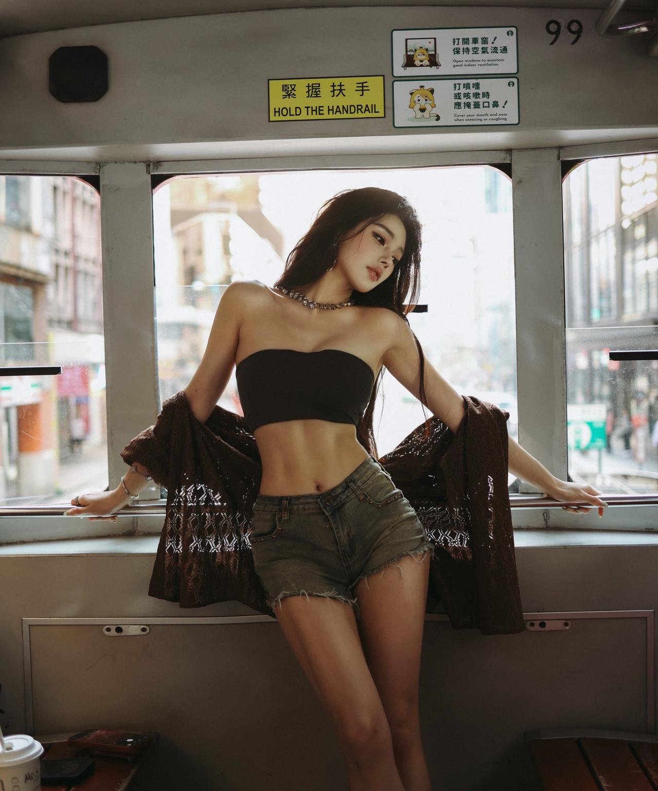 香港地铁上的长腿辣妹，甜美且性感！