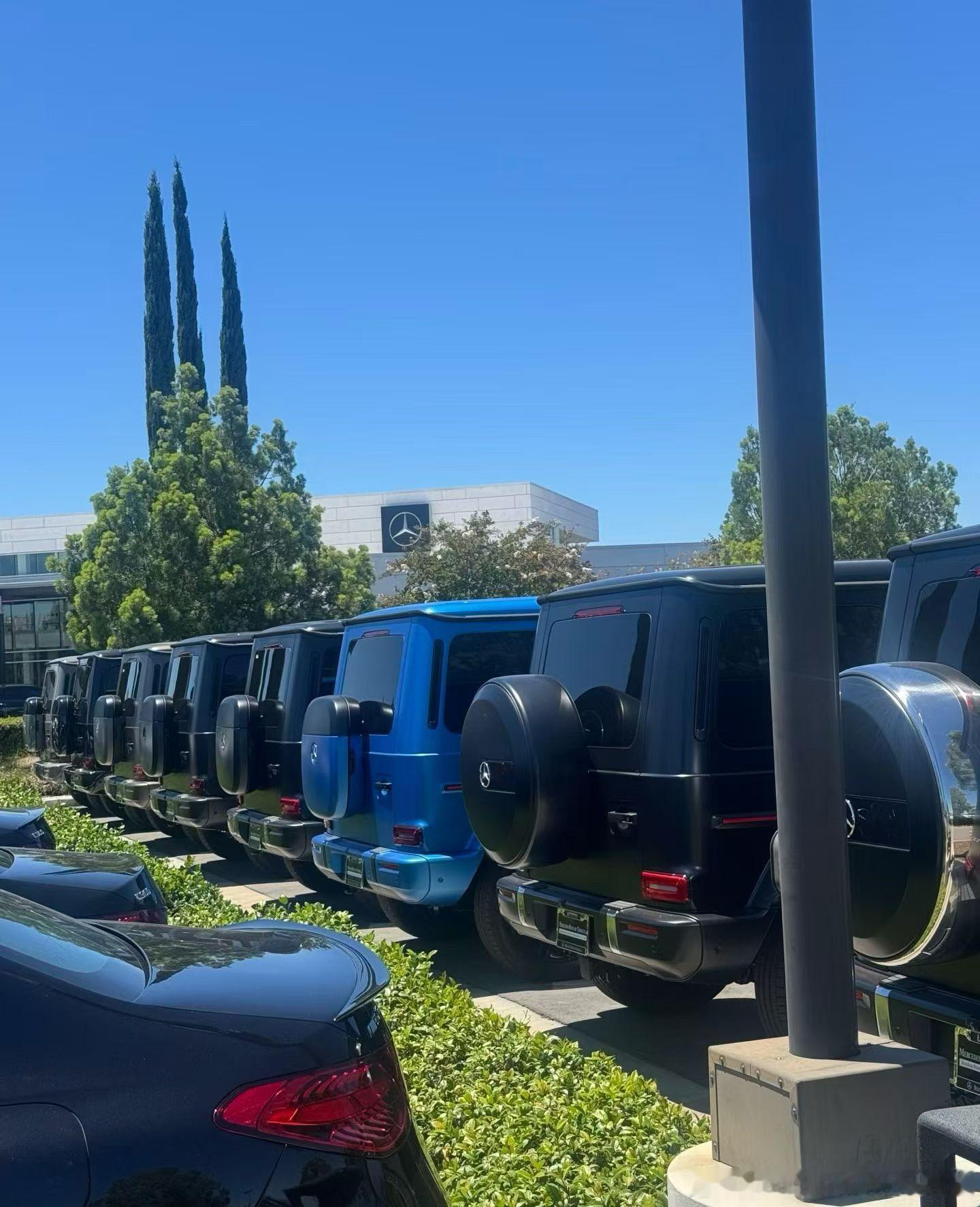 纯电奔驰G580，现车，官方指导价217万！现金优惠60万217-60=157喜