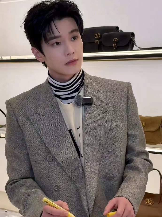 何与以灰色西装造型亮相VALENTINO何与高领条纹内搭灰西装look 何与以灰