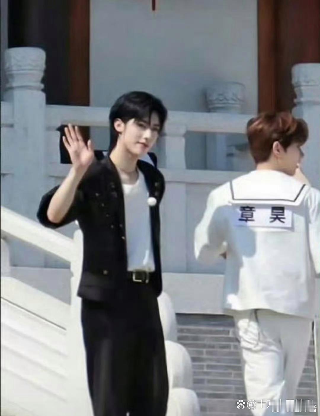 真的想不通跑男节目里他们为啥要化那么浓的妆 ，又不是上的美妆节目 …… ​​​