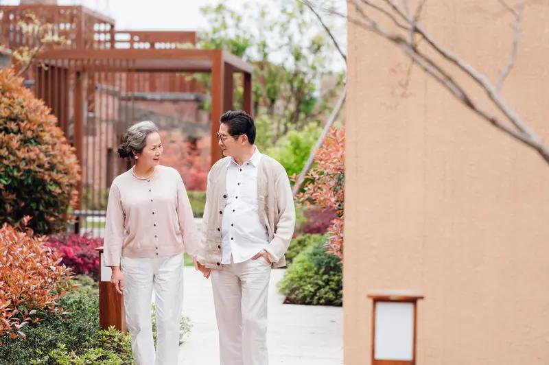 随着社会进入老龄化，银发康养产业将成为新兴经济产业，为提高养老服务质量，可以考虑