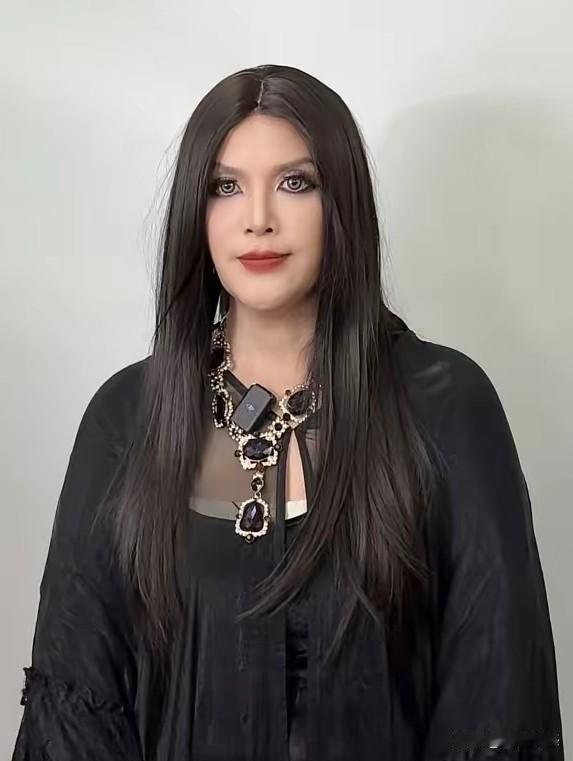 这个女子的相貌有些与众不同，穿着打扮也比较特殊，看上一眼之后，就给人留下了深刻的