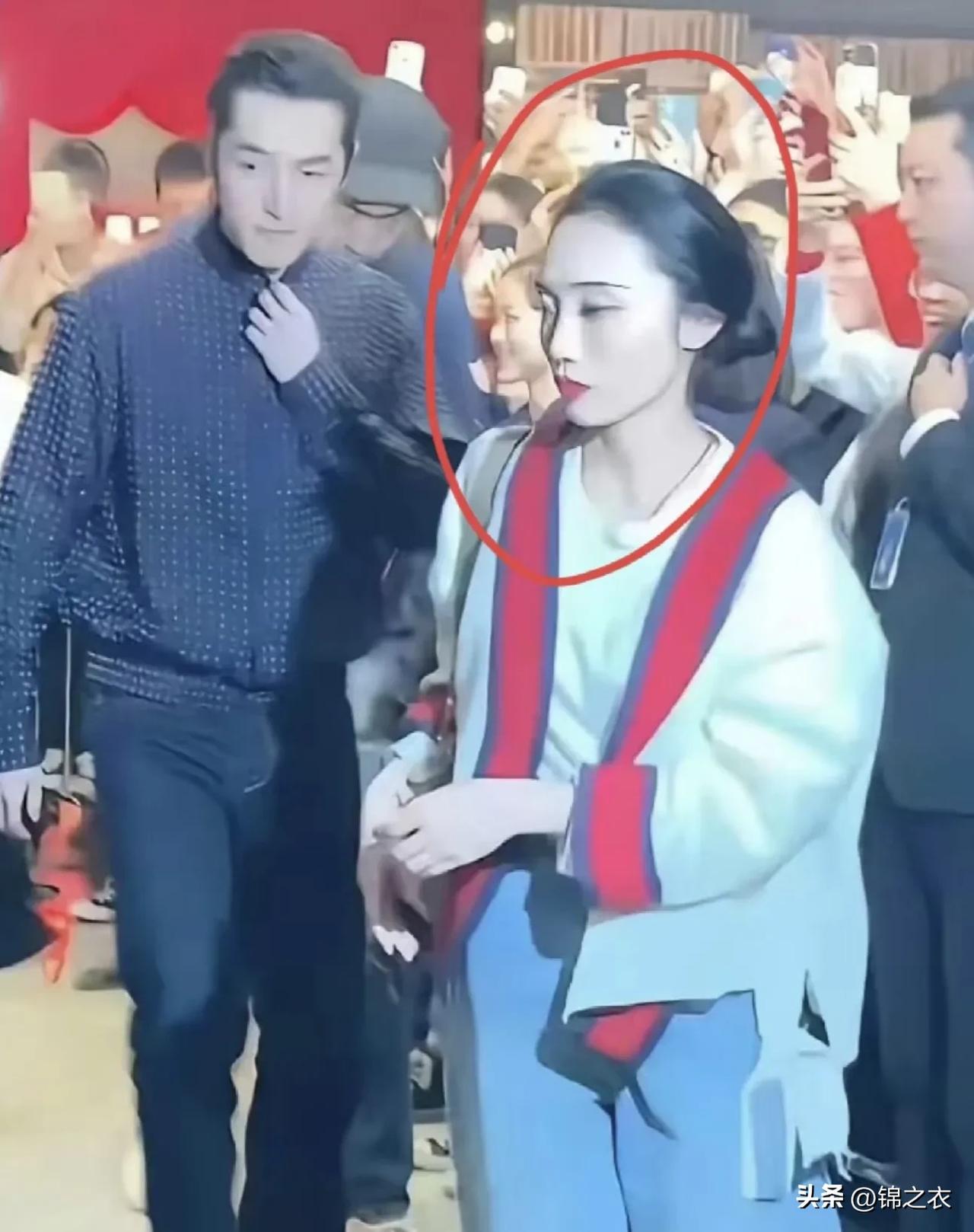其实很多年前胡歌的粉丝好像就让把他身边的那一个助理给换掉，因为胡歌在片场拍戏又热
