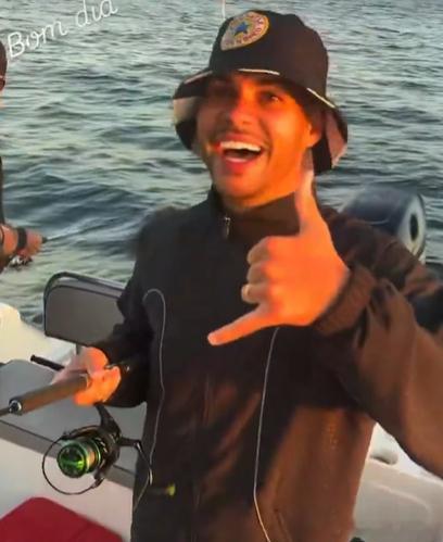 预期吉马良斯明天归队。前两天他还戴着顶纽卡的帽子出海钓鱼🎣。如果他下赛季仍留在