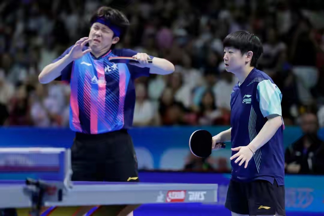 赛中对手球拍掉了莎头组合吓出表情包2026年7月18日，全国乒乓球锦标赛混双1/