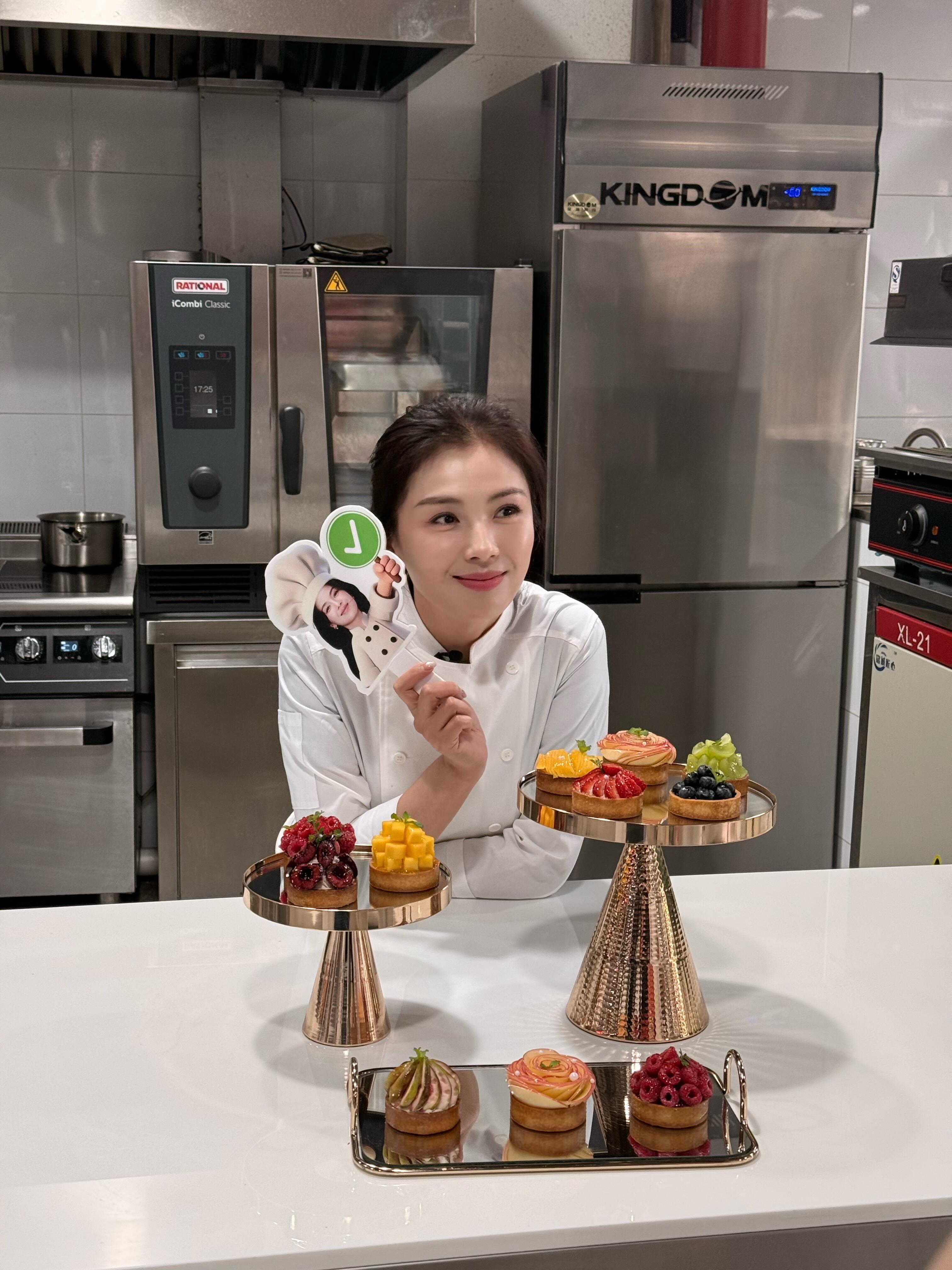 刘涛做了好多啊～还送了百厨大战的签名照～ 