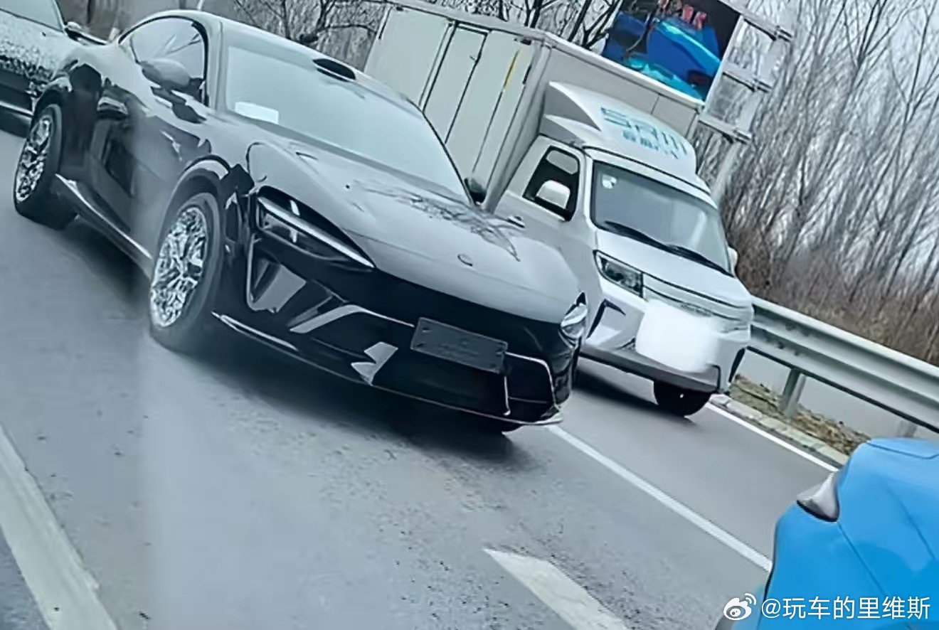 小米YU7GT无伪装车谍照曝光刚刷到无伪装谍照，全车身黑化+红色细节点缀，运动感