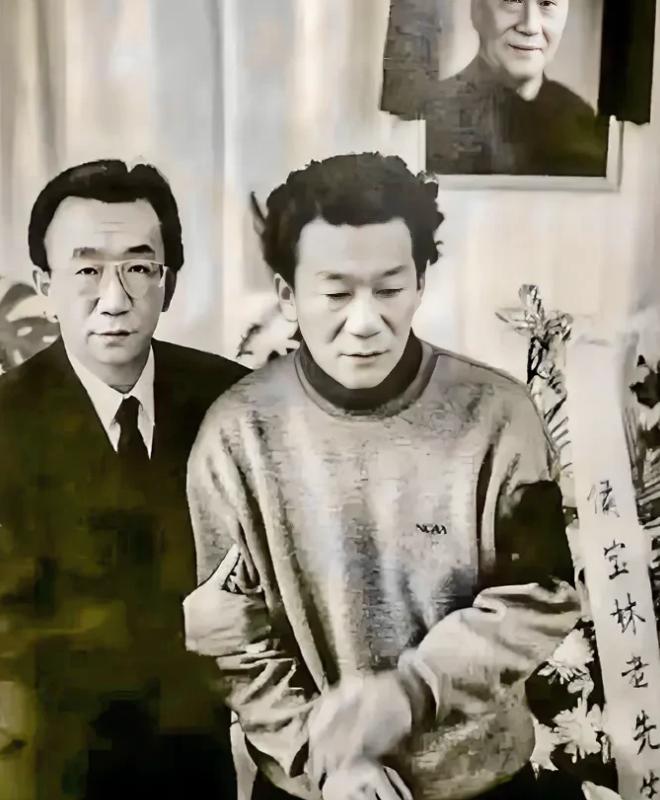 1993年，侯宝林的追悼会上，侯耀文、侯耀华兄弟在现场送别父亲。弟弟侯耀文穿着一