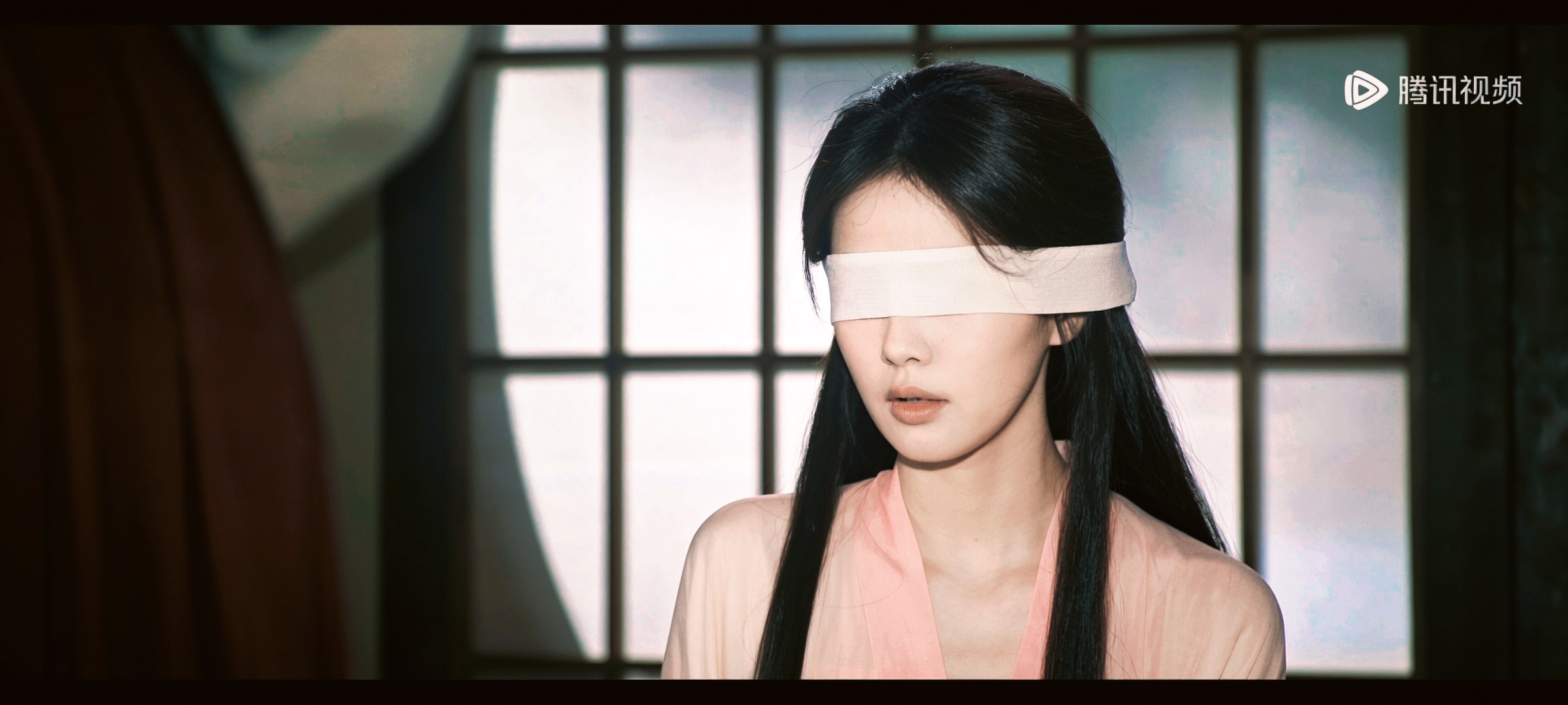 今晚莫离的剧情是，白鹿演的叶璃被别人追杀，叶璃被男三追杀，男二求女主杀了他，男二