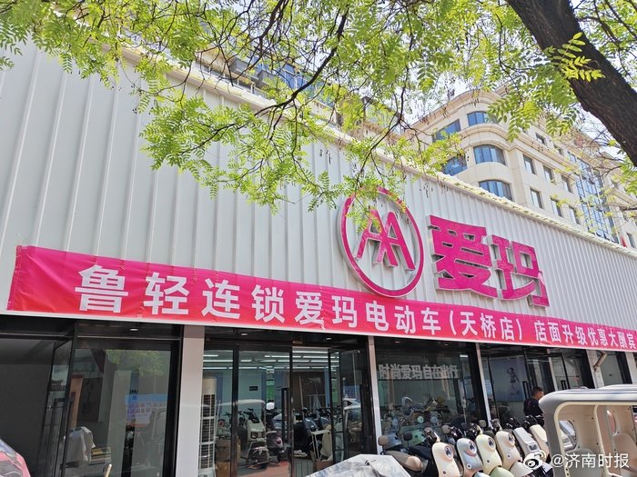 【#电动车卖不动了#】“今年生意明显不好做了，成交量和客流量均大幅下滑。”4月1