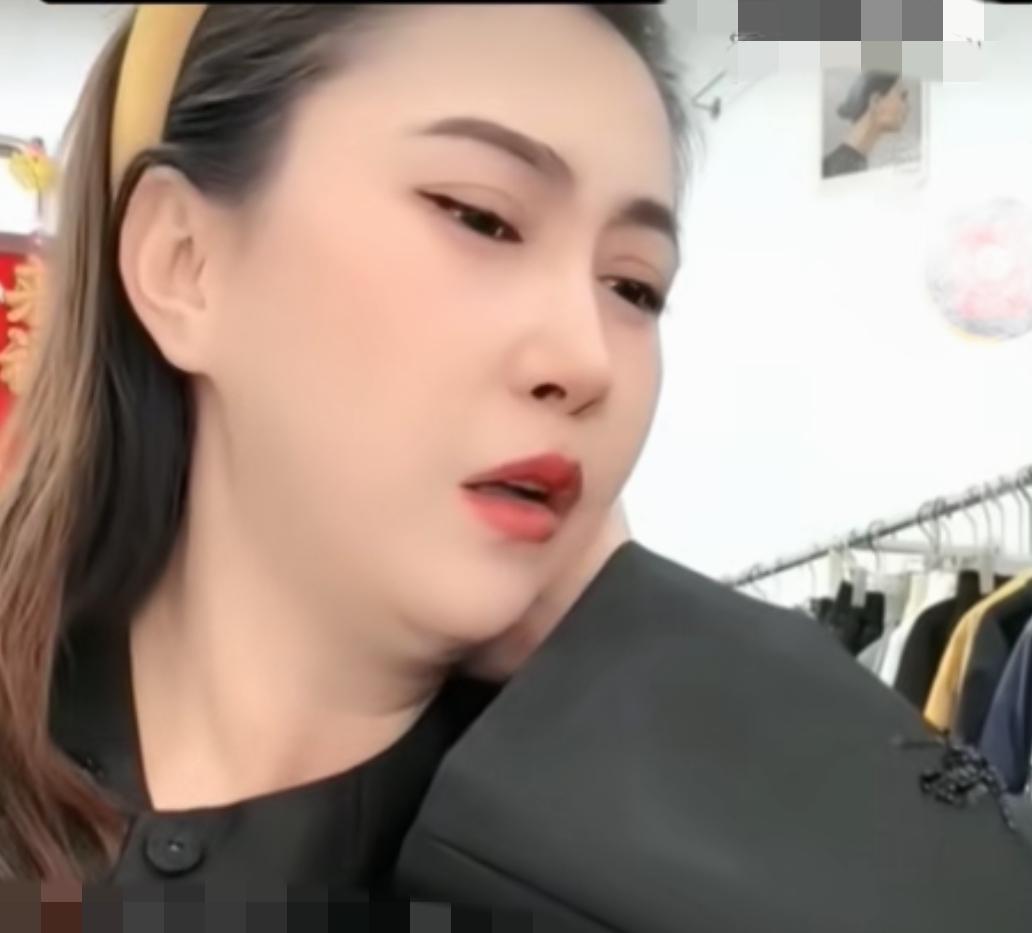 网红“王炸姐”直播时猝死了，39岁，死于脑淤血，原因是长期熬夜。

还羡慕网红直