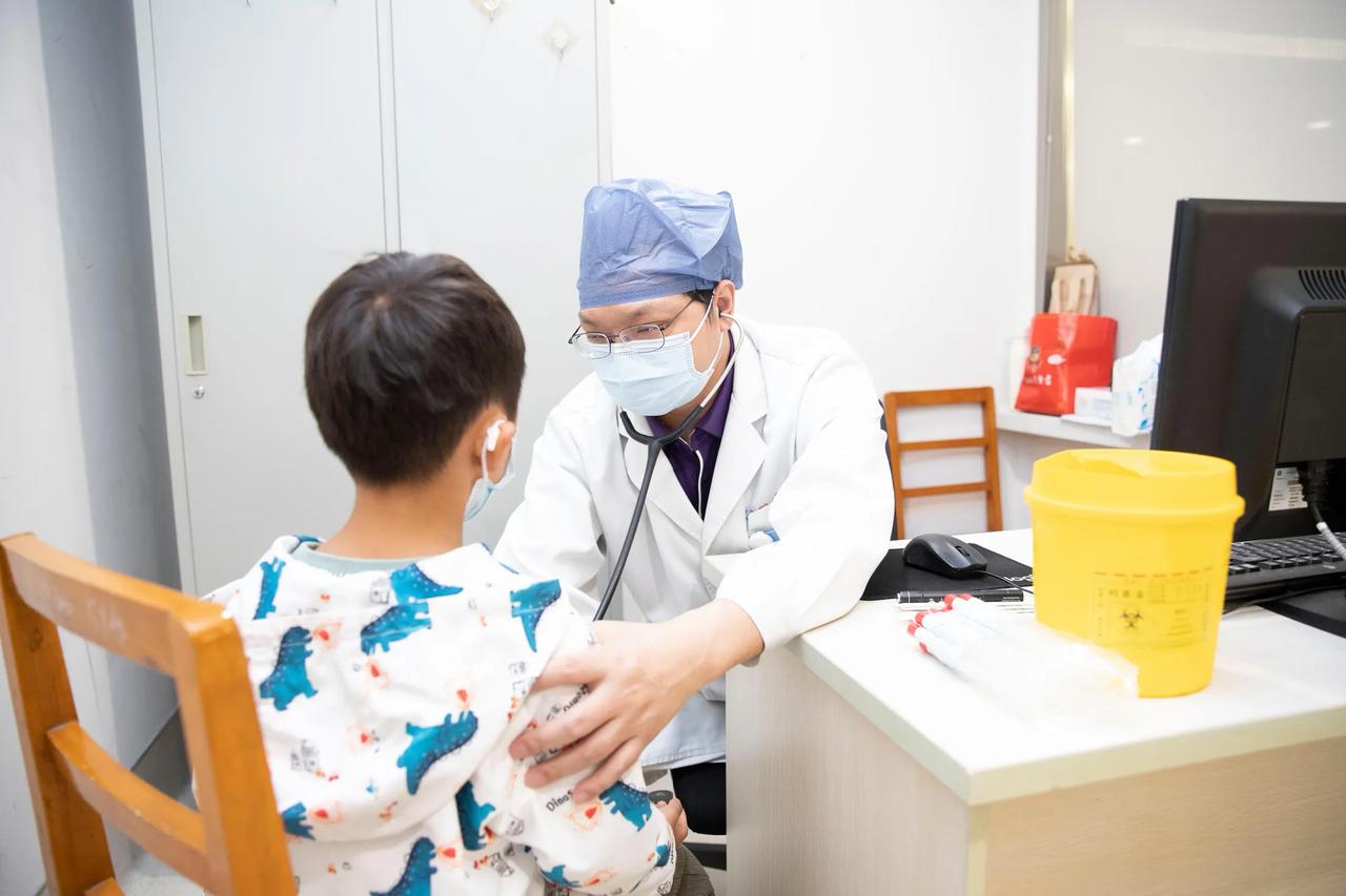 最近新冠又流行起来，表弟是医生说现在他们医院内科看到下班都看不完，主要都是新冠，