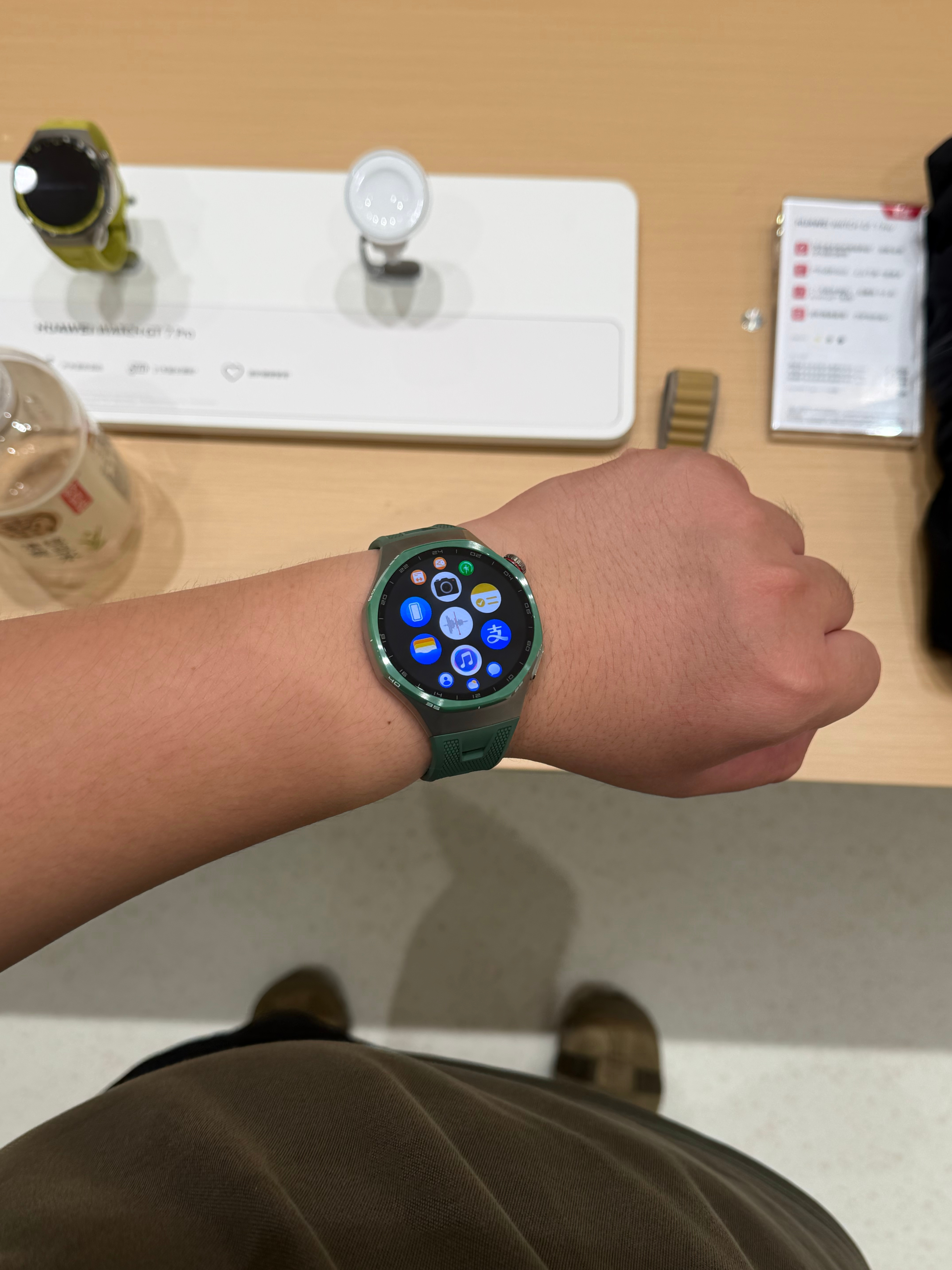 来店里试一下华为Watch GT7 Pro绿色版本跟我的穿搭也太搭了